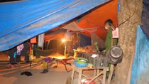 Côn đồ đâm chết vợ trong lúc chờ ly hôn