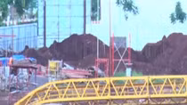 Sập giàn giáo công trình trung tâm thương mại, 2 công nhân bị thương