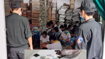 40 công nhân tranh thủ nghỉ trưa sát phạt hơn trăm triệu đồng