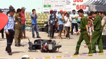 Tránh đèn đỏ, xe ben cán tử vong một cô gái