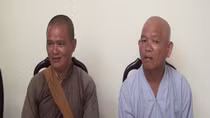 Làm giả giấy tờ mình là nhà sư rồi đi khất thực lấy tiền
