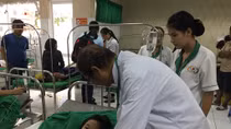 Hàng chục học sinh tiểu học nhập viện nghi ngộ độc thực phẩm sau tiệc tất niên