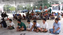 Sòng lắc tài xỉu giáp biên "quy tụ" 50 con bạc sát phạt nhau mỗi ngày