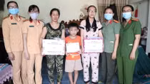 Tặng quà gần 100 cháu bé là con CBCS tuyến đầu chống dịch bệnh