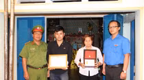 Truy tặng huy hiệu “Tuổi trẻ dũng cảm” cho Trung sỹ Trần Văn Lành