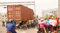 Truy tìm tài xế container cán hai vợ chồng thương vong
