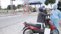 Tạm giữ phương tiện người phụ nữ viện “đổ xăng” để “thông” chốt