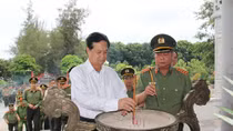 Lãnh đạo Bộ Công an dâng hương tưởng niệm các liệt sỹ An ninh Trung ương Cục miền Nam