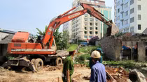 Tạm giữ kẻ ném gạch trúng đầu cán bộ trật tự đô thị