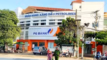 Hình ảnh cán bộ Công an đưa cụ bà qua đường được người dân ngợi khen