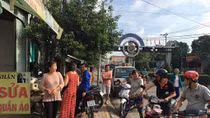 Để con bên lề đường, người đàn ông đổ xăng lên người tự thiêu