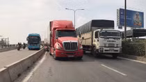 Va chạm với container , người đàn ông điều khiển xe máy tử vong tại chỗ