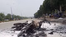 Sau va chạm, hai xe máy cháy trơ khung