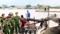 Bắt 3 tàu khai thác cát trái phép sông Đồng Nai