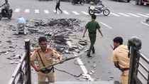 Cảnh sát giao thông thu gom hàng trăm viên ngói rơi vãi trên đường