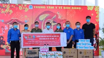 Công an Bình Dương tặng khẩu trang, nước rửa tay phòng chống dịch COVID-19