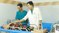 Dùng cơm chữa hóc dị vật ở cổ, người phụ nữ suýt mất mạng
