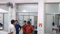Chủ đại lý vé số bị côn đồ chém gần đứt lìa bàn tay