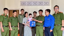 Trao sổ tiết kiệm và quà cho con cán bộ Công an hy sinh