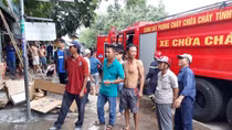 Cháy lớn kho hàng khu dân cư, hàng chục người chạy tán loạn