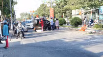 Ôtô leo dải phân cách lật ngửa, tài xế U70 thoát chết trong gang tấc