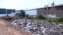 Hàng tấn chất thải công nghiệp chôn lấp trái phép