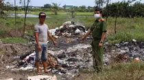 Công ty thu gom rác đổ chất thải ra môi trường