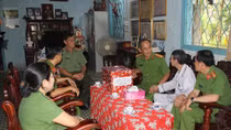 Tặng quà, nhận phụng dưỡng suốt đời Anh hùng LLVTND “Mười Thương”