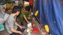 Phun hóa chất tạo hương thơm cho trà