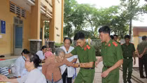 Công an Tây Ninh khám bệnh, phát thuốc miễn phí cho hơn 100 người dân nghèo