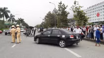 Người dân phá cửa ô tô cứu 10 người sau va chạm kinh hoàng