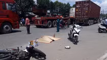 Nhân viên bảo vệ bị container chạy cùng chiều cán tử vong