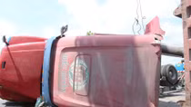Thùng container “bay” xuống đường, hai người thoát chết