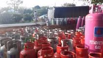Xe tải mất lái, hàng trăm bình gas “bay” xuống nhà dân ven đường