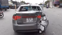 Bị xe khách tông, bà bầu cùng 2 người trong xe du lịch nhập viện
