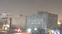 Tự đâm vào đuôi xe container, 1 người chết 3 người bị thương