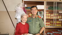 Thứ trưởng Lê Tấn Tới tặng quà gia đình chính sách và trồng cây lưu niệm