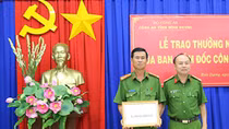Khen thưởng tập thể bắt tội phạm và không nhận hối lộ