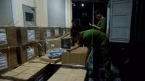Phát hiện hơn 1.300 áo chống đạn trong container