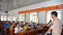 Công an Tây Ninh tuyên truyền Luật Giao thông cho người dân