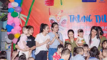 Người đẹp nhân ái Đại học ANND tặng quà trung thu cho trẻ em khuyết tật