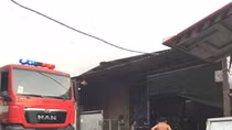 Cháy công ty gỗ nằm trong khu dân cư