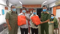 Tặng quà người dân giao nộp súng K59, mã tấu