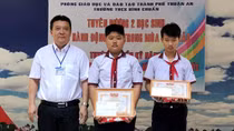 Khen thưởng hai học sinh bất chấp hiểm nguy, giúp đỡ người dân