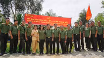 Công an cửa khẩu xây cầu giao thông cho người dân nghèo
