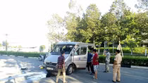 Xe Inova chạy ẩu khiến cháu bé 11 tuổi văng ra ngoài tử vong