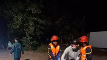 Cảm động hình ảnh Công an giúp dân trong đêm khuya úng ngập