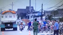 Cháu bé hai tuổi thoát chết thần kỳ sau tai nạn xe ben