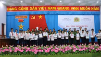 Văn phòng Cơ quan CSĐT Bộ Công an tặng quà cho học sinh nghèo hiếu học