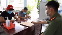Nghi xuất cảnh trái phép, tài xế taxi chở thẳng khách đến công an trình báo
